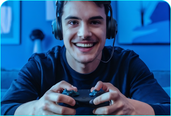 Jovem gamer sorrindo com controle na mão