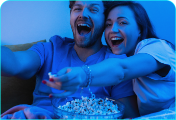 Casal assistindo a um programa de TV em casa