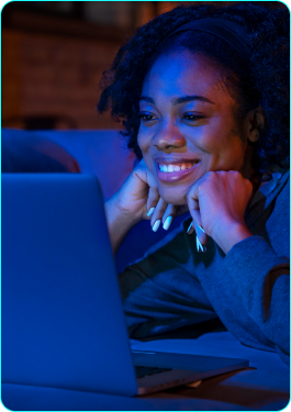 Mulher usando notebook com internet Wi-Fi 6